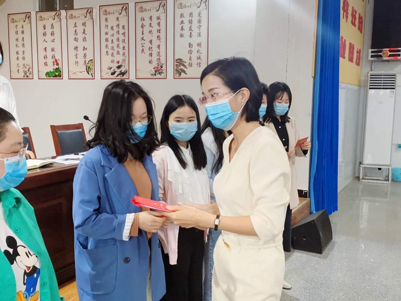发奖1.jpg 发奖1.jpg