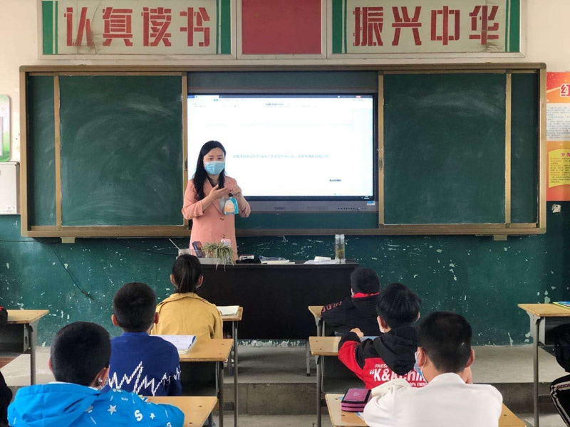 开展“开学第一课”2.jpg 开展“开学第一课”2.jpg