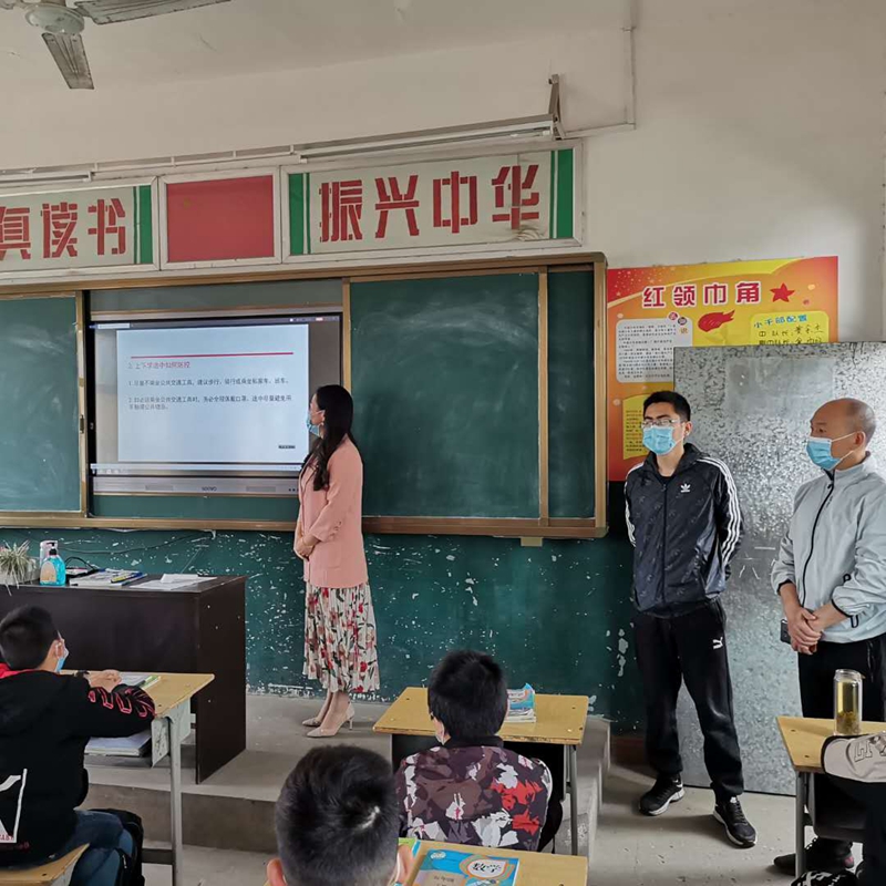 教体局和中心校领导莅临学校检查指导开学工作2.jpg 教体局和中心校领导莅临学校检查指导开学工作2.jpg