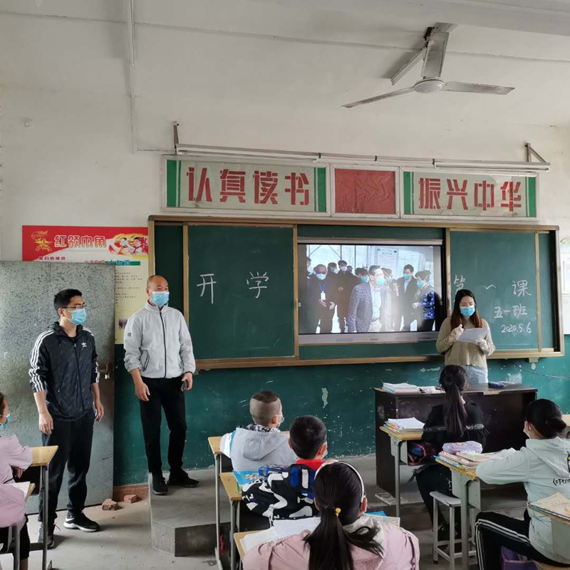 教体局和中心校领导莅临学校检查指导开学工作3.jpg 教体局和中心校领导莅临学校检查指导开学工作3.jpg