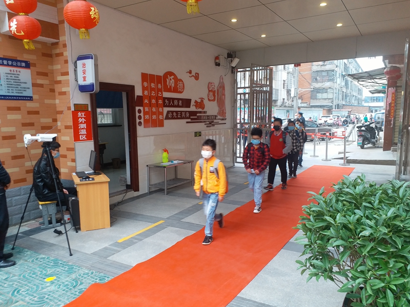 学生有序测温入校（2）.jpg