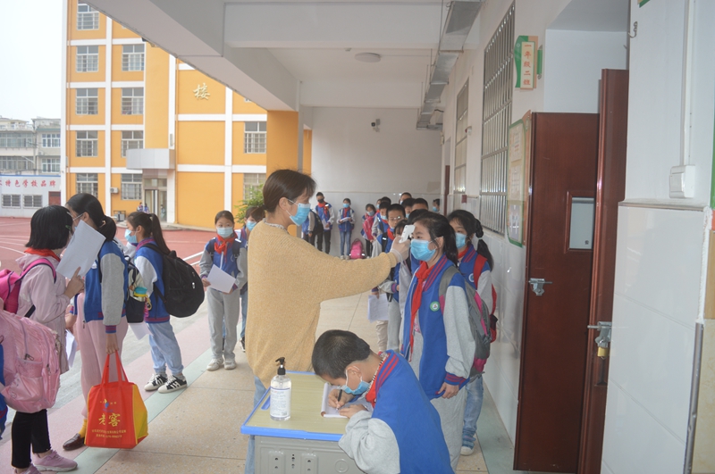 逸夫小学高年级正式复学 (6).JPG