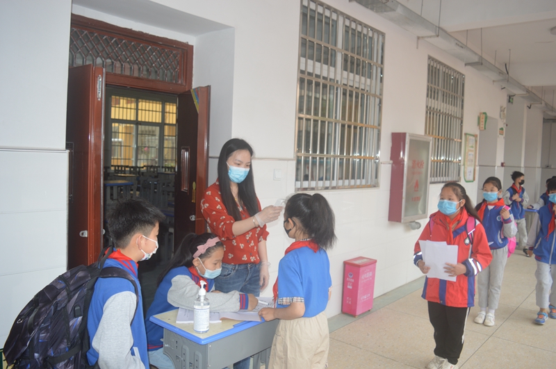 逸夫小学高年级正式复学 (7).JPG