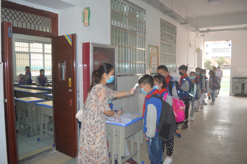 逸夫小学高年级正式复学 5).JPG