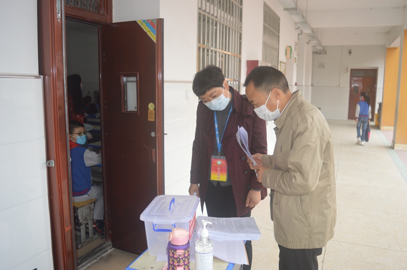 教体局法安股股长陶光国到校检查复学工作 (15).JPG