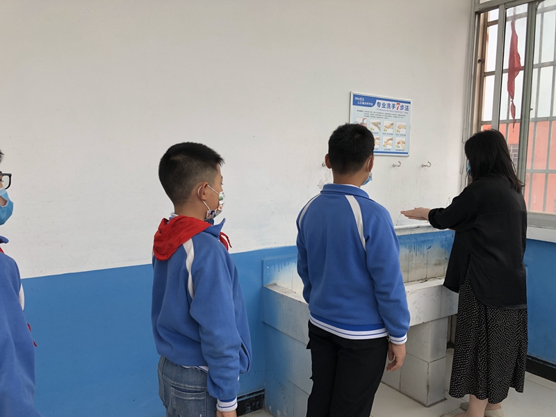 老师演示七步洗手法.jpg 老师演示七步洗手法.jpg
