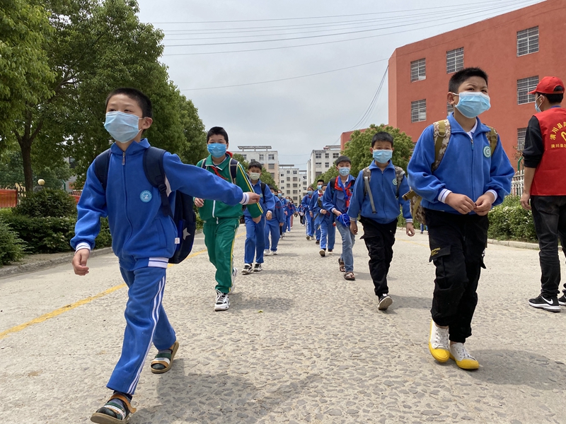 错峰放学间隔离校.jpg 错峰放学间隔离校.jpg