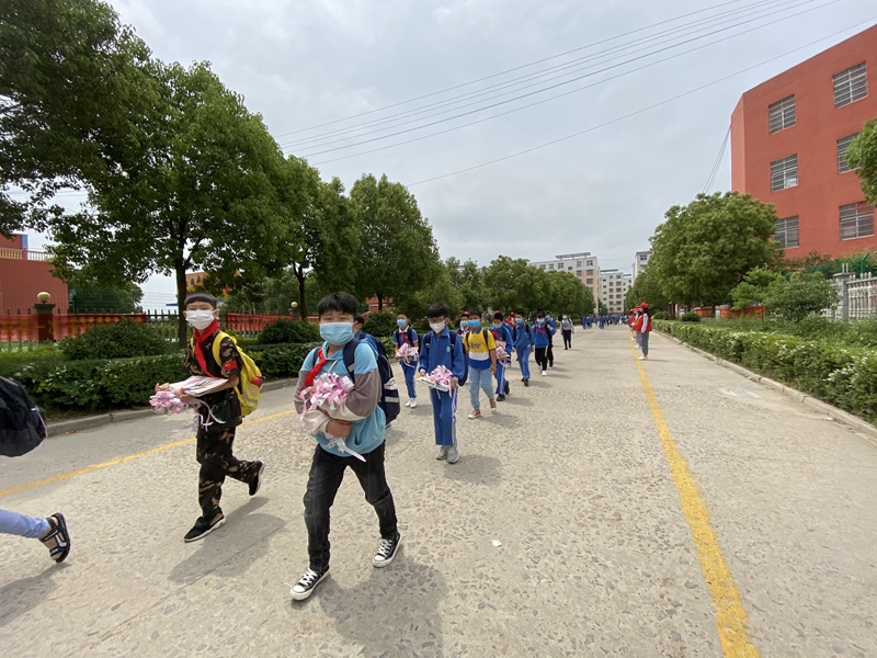 错峰放学.jpg 错峰放学.jpg