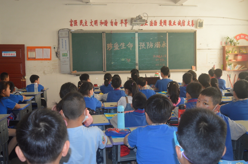 8防溺水主题班会.JPG