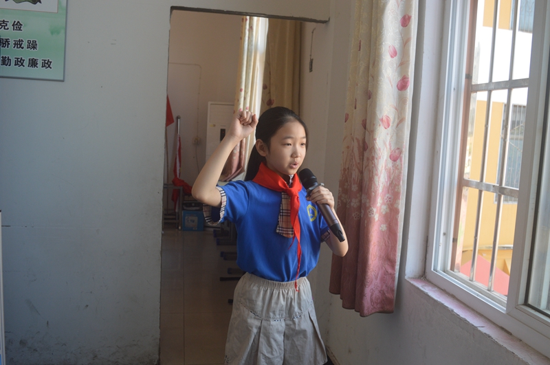 10学生代表引领宣誓.JPG