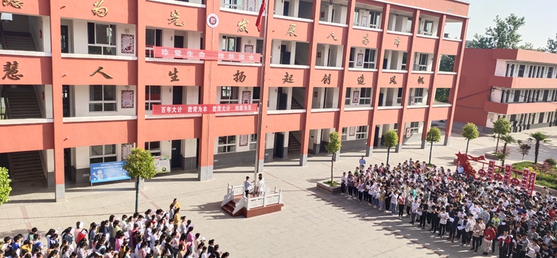 中学利用升旗仪式对学生进行安全教育1.jpg 中学利用升旗仪式对学生进行安全教育1.jpg