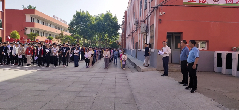 中学利用升旗仪式对学生进行安全教育2.jpg 中学利用升旗仪式对学生进行安全教育2.jpg