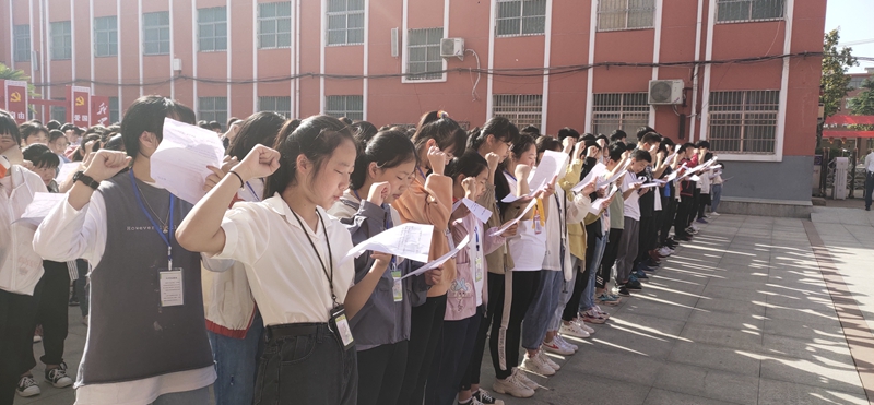 中学利用升旗仪式对学生进行安全教育4.jpg 中学利用升旗仪式对学生进行安全教育4.jpg