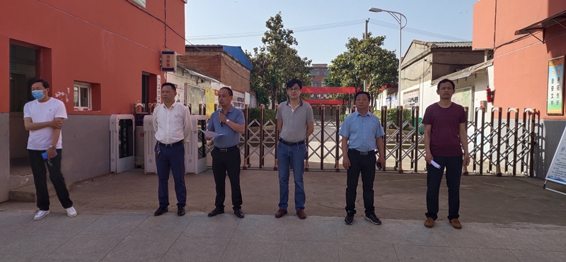 中学利用升旗仪式对学生进行安全教育5.jpg 中学利用升旗仪式对学生进行安全教育5.jpg