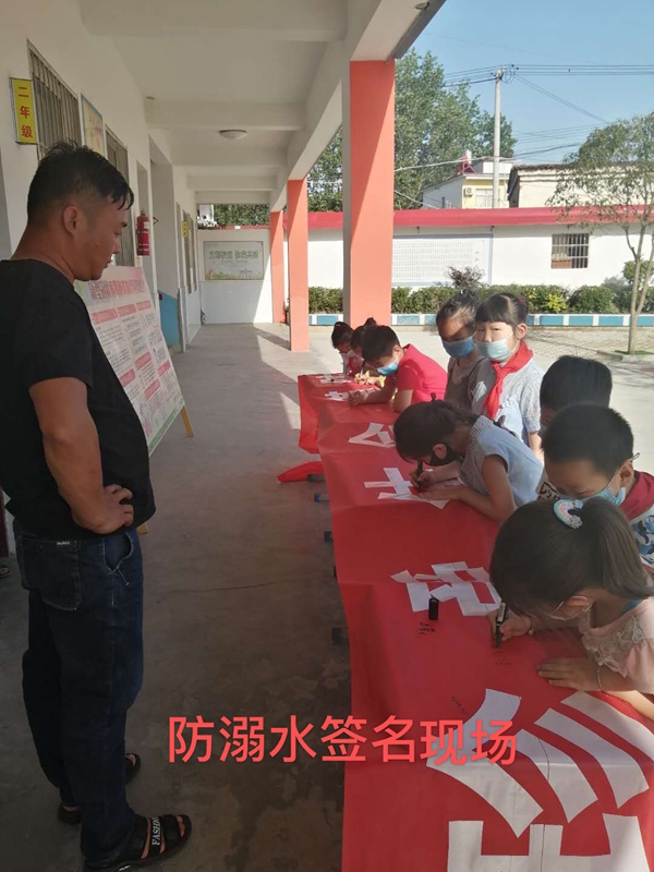 7.防溺水签名活动.jpg 7.防溺水签名活动.jpg