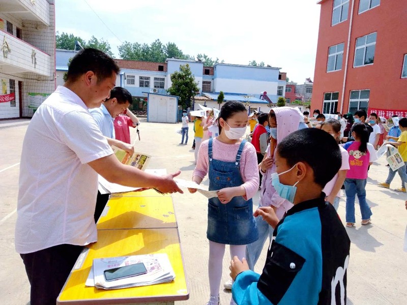黄湖小学举行“茅台王子 明亮少年”防疫特刊发放仪式2.jpg