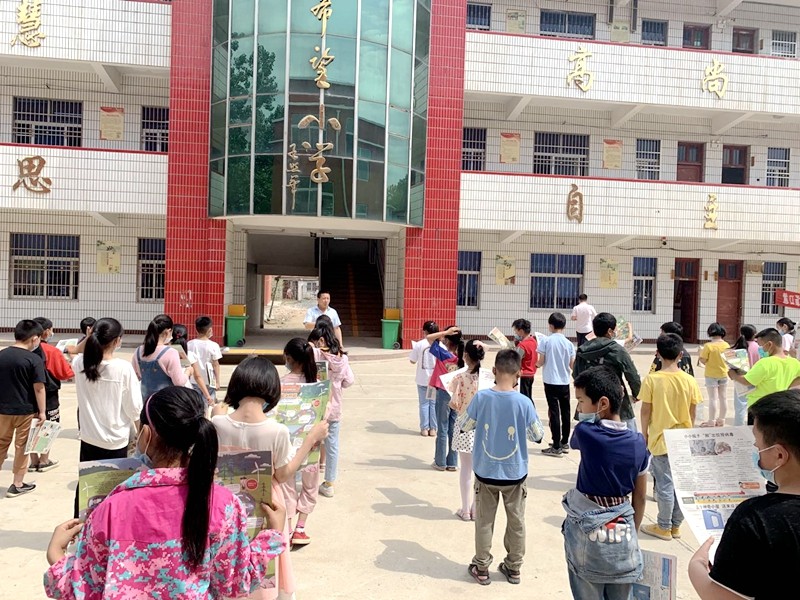 黄湖小学举行“茅台王子 明亮少年”防疫特刊发放仪式3.jpg
