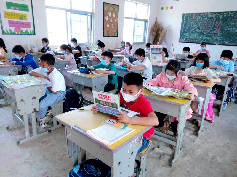 黄湖小学举行“茅台王子 明亮少年”防疫特刊发放仪式6.jpg