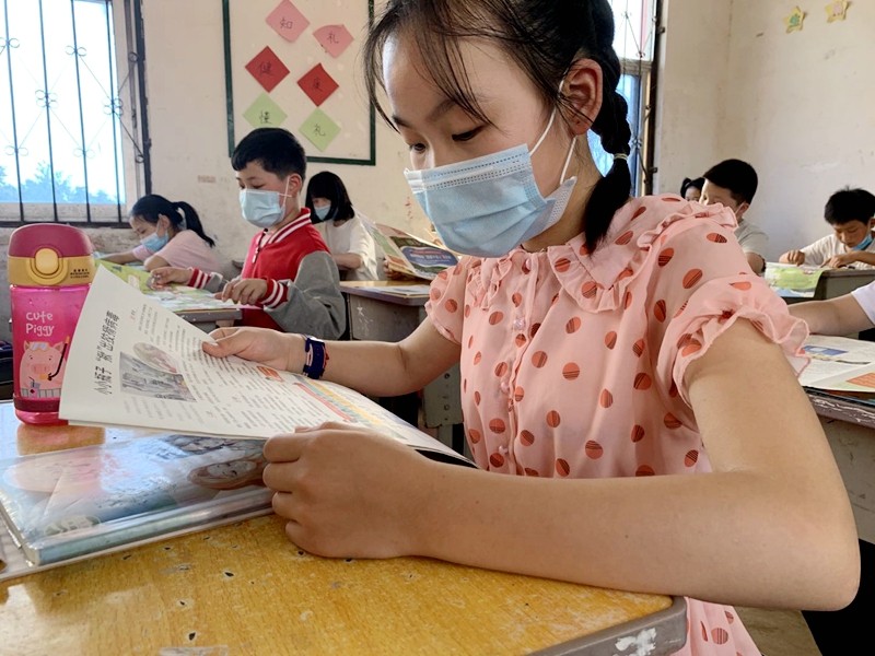 黄湖小学举行“茅台王子 明亮少年”防疫特刊发放仪式8.jpg