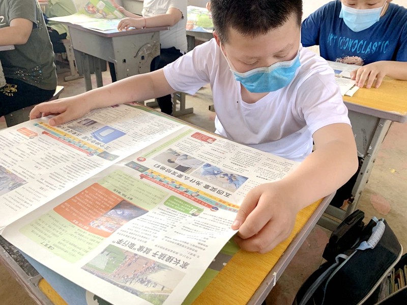 黄湖小学举行“茅台王子 明亮少年”防疫特刊发放仪式9.jpg