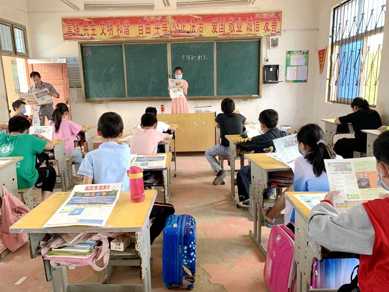 黄湖小学举行“茅台王子 明亮少年”防疫特刊发放仪式10.jpg
