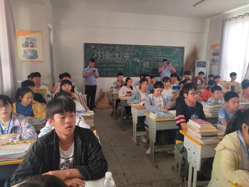 仁和镇派出所深入仁和中学开展防溺水安全教育1 (3).jpg