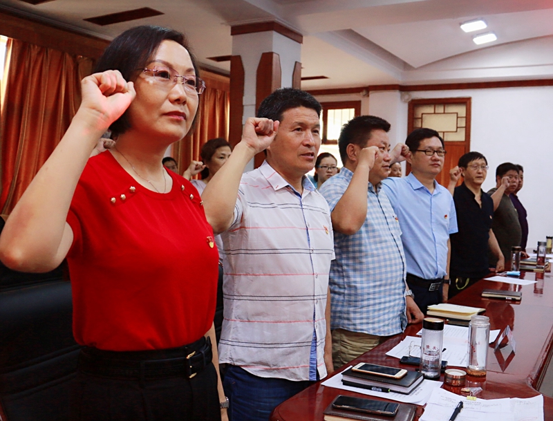 一、重温入党誓词02.jpg 一、重温入党誓词02.jpg