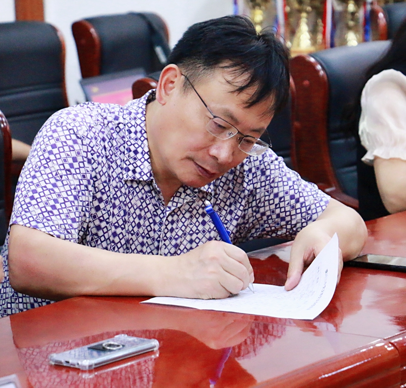 八、签订《潢川三中党支部党员党风廉政建设责任书》.jpg 八、签订《潢川三中党支部党员党风廉政建设责任书》.jpg
