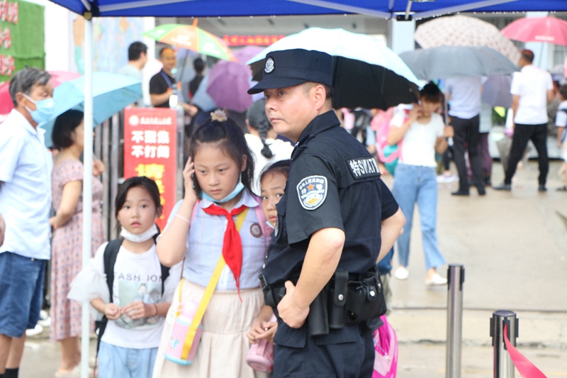 潢川一小“净校安园在行动 学生安全有保障”4.JPG