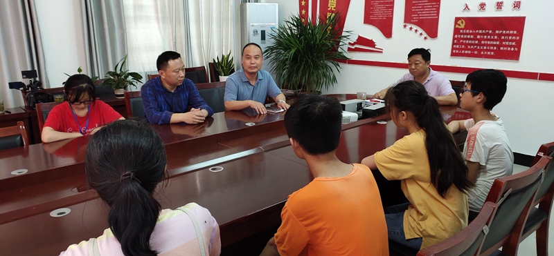 仁和镇中学毕业学子再次对母校贫困学生进行爱心捐助1.jpg 仁和镇中学毕业学子再次对母校贫困学生进行爱心捐助1.jpg