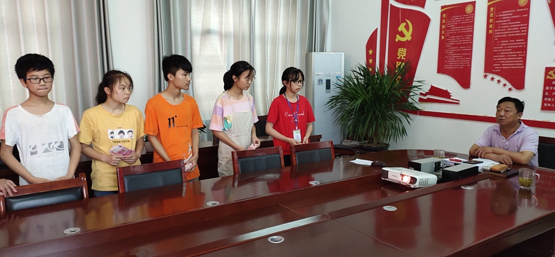 仁和镇中学毕业学子再次对母校贫困学生进行爱心捐助5.jpg 仁和镇中学毕业学子再次对母校贫困学生进行爱心捐助5.jpg