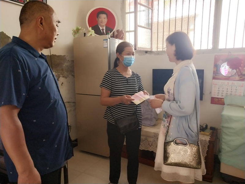 办事处副主任曾晓玲走访慰问新园社区生活困难党员黄爱华.png