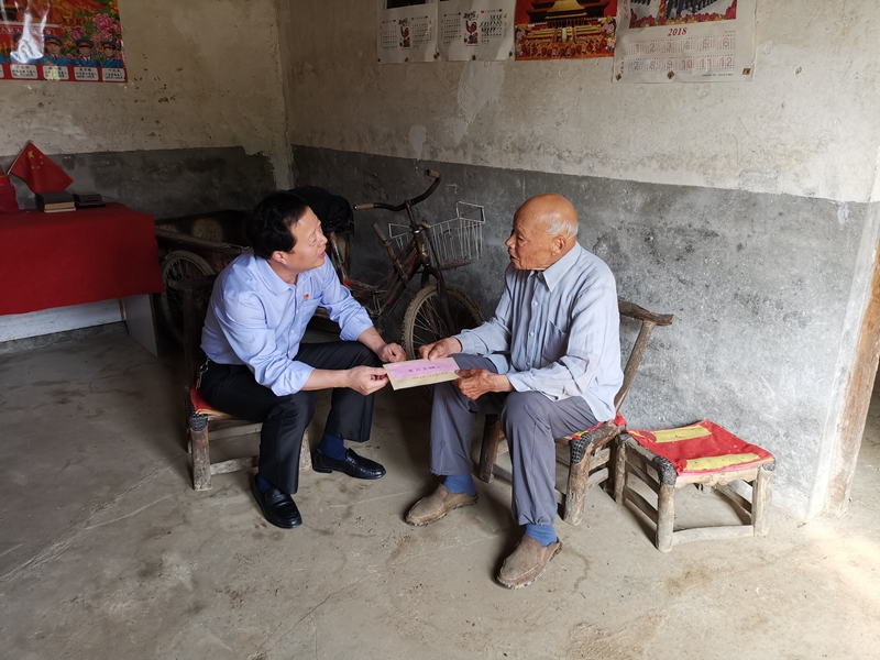 胡波书记慰问袁耀忠3.jpg