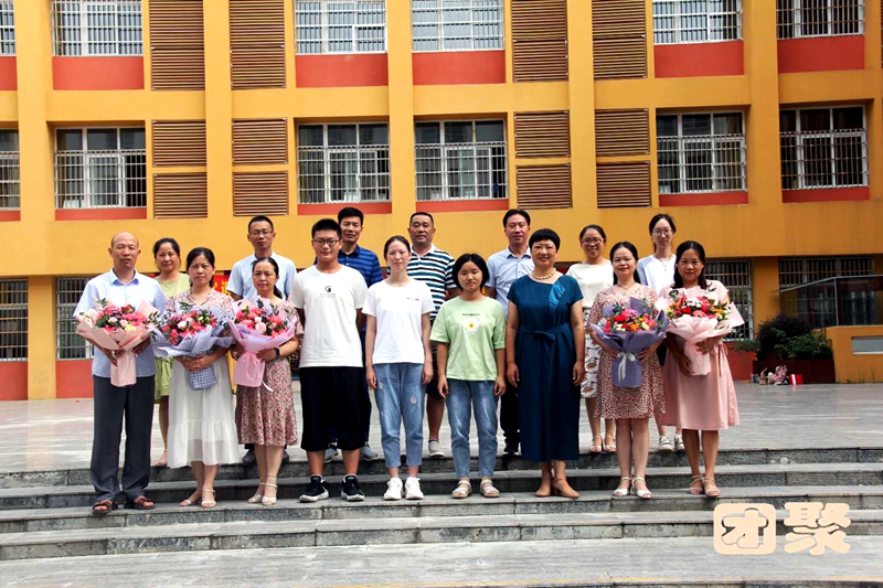 三位学生与领导老师合影.jpg 三位学生与领导老师合影.jpg