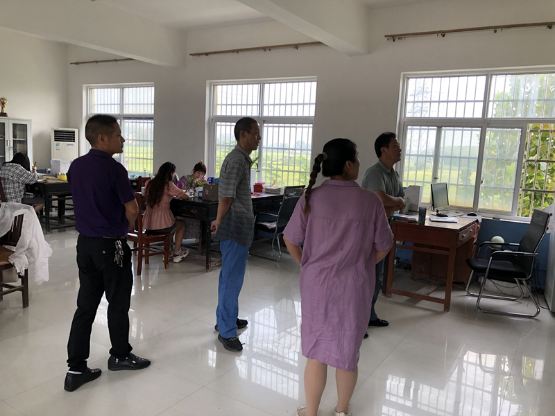 张主任一行在魏岗乡程寨小学听取学校负责人工作汇报.jpg 张主任一行在魏岗乡程寨小学听取学校负责人工作汇报.jpg