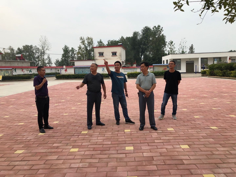 张主任一行在魏岗乡彭寨小学详细了解学校布局规划.jpg 张主任一行在魏岗乡彭寨小学详细了解学校布局规划.jpg