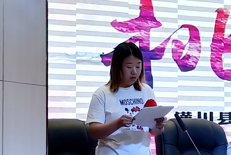 优秀班主任代表彭玉雯发言.jpg 优秀班主任代表彭玉雯发言.jpg