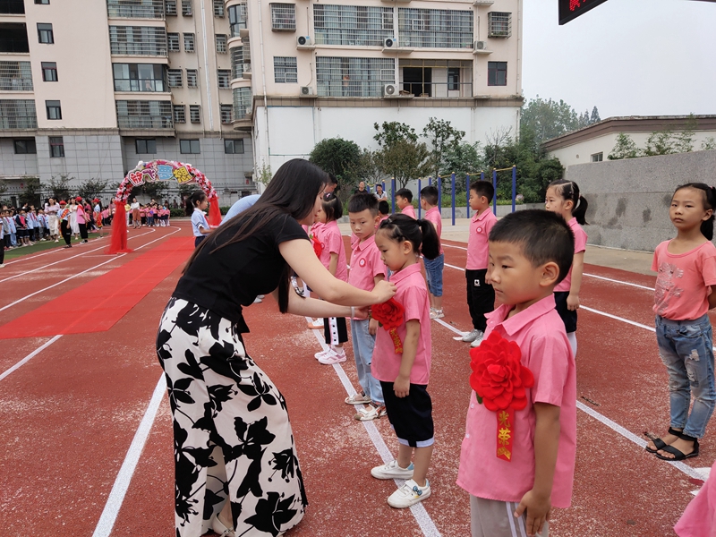 佩戴文明之花1.jpg 佩戴文明之花1.jpg