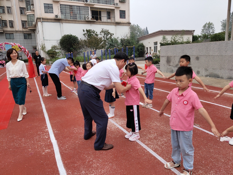 佩戴文明之花2.jpg 佩戴文明之花2.jpg