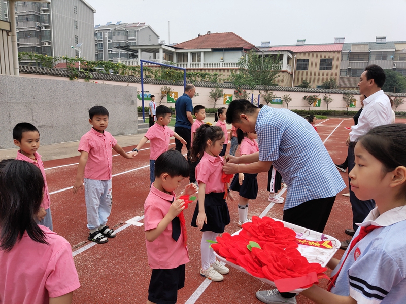 佩戴文明之花3.jpg 佩戴文明之花3.jpg