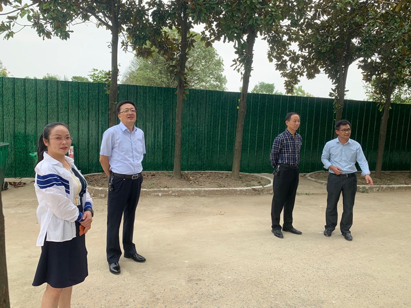 何文华校长汇报D级危房拆迁详情.jpg 何文华校长汇报D级危房拆迁详情.jpg