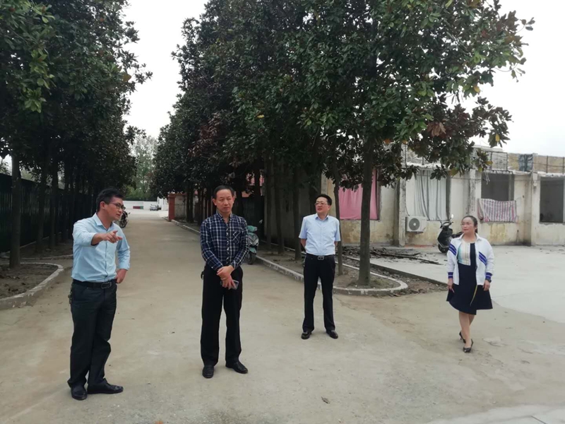 何文华校长汇报食堂宿舍后期改建扩建情况.jpg 何文华校长汇报食堂宿舍后期改建扩建情况.jpg