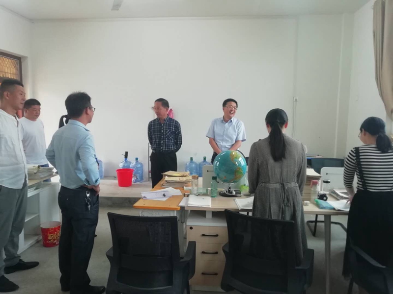 黄建新局长对教师们表示亲切慰问.jpg 黄建新局长对教师们表示亲切慰问.jpg