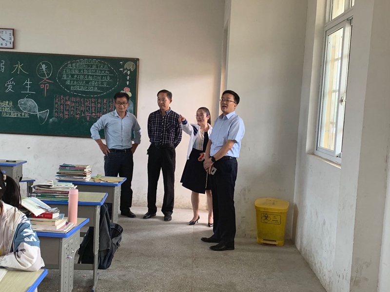 黄建新局长一行深入教室了解学生情况.jpg 黄建新局长一行深入教室了解学生情况.jpg
