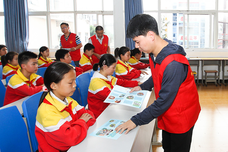 潢川县政府办开展家庭教育宣传文明志愿活动