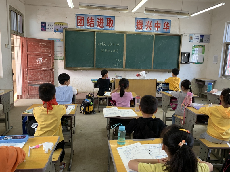 潢川县黄湖小学举行国庆中秋假期安全教育活动5.JPG
