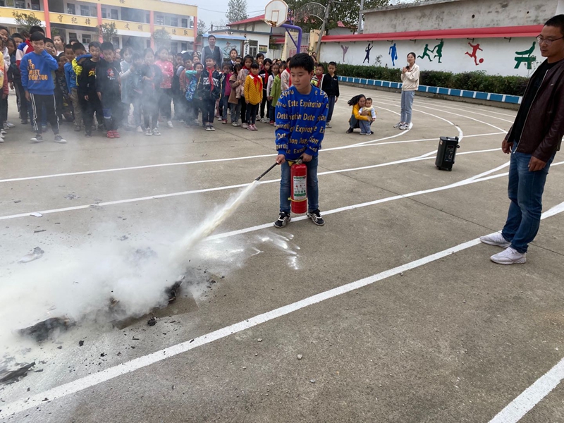 高年级学生使用灭火器灭火.jpg
