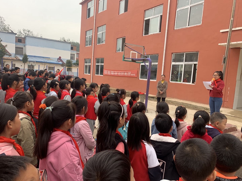 黄湖小学举行新少先队员入队仪式2.jpg 黄湖小学举行新少先队员入队仪式2.jpg