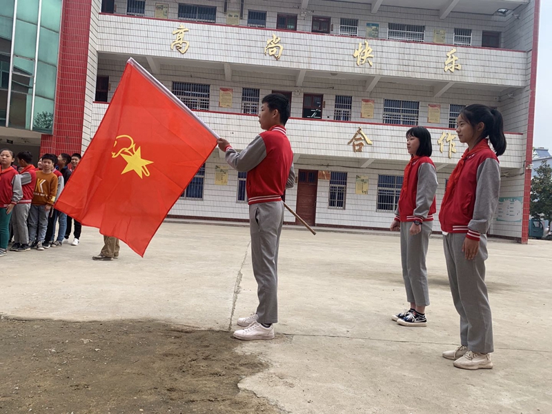 黄湖小学举行新少先队员入队仪式4.jpg 黄湖小学举行新少先队员入队仪式4.jpg