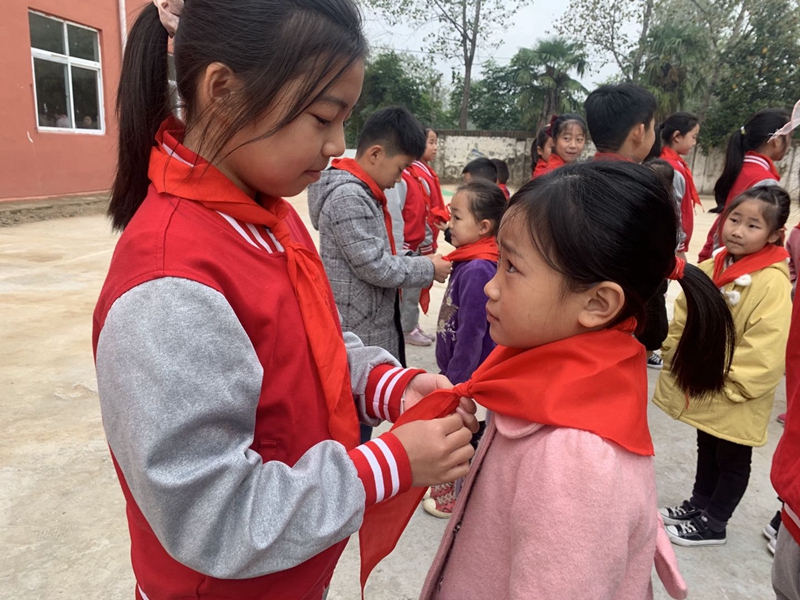 黄湖小学举行新少先队员入队仪式8.jpg 黄湖小学举行新少先队员入队仪式8.jpg